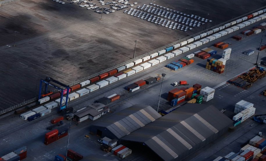 Das 34,89 milhões de toneladas de cargas que chegaram ou saíram do Porto de Paranaguá, entre de janeiro a julho deste ano, 6,72 milhões foram transportadas em vagões. O volume corresponde a 19,3% do total.  -  Foto: Rodrigo Félix Leal/SEIL