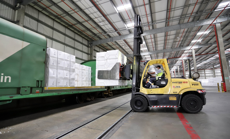 Das 34,89 milhões de toneladas de cargas que chegaram ou saíram do Porto de Paranaguá, entre de janeiro a julho deste ano, 6,72 milhões foram transportadas em vagões. O volume corresponde a 19,3% do total.  -  Foto:Claudio Neves/ Portos do Paraná