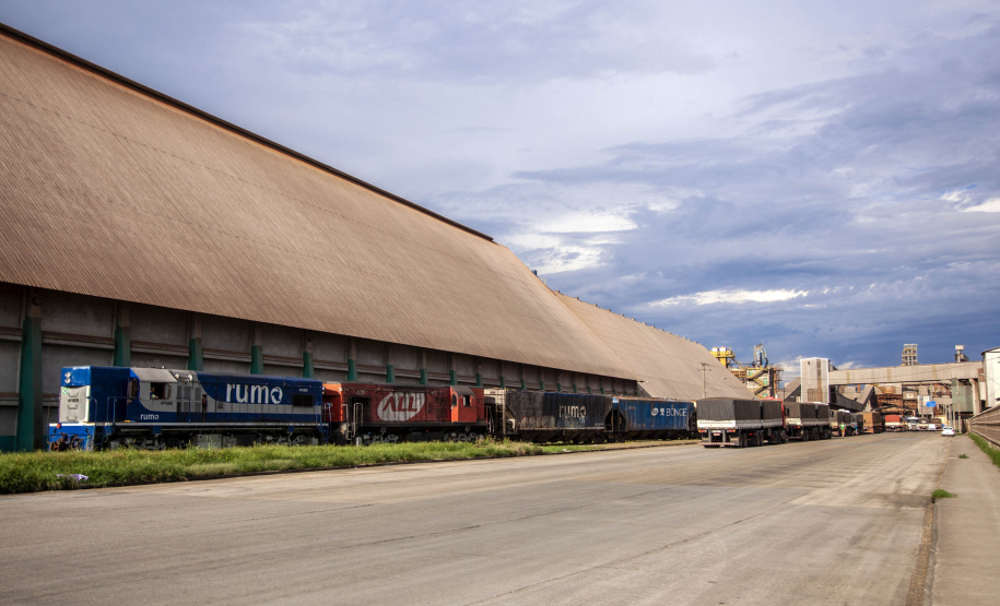 Das 34,89 milhões de toneladas de cargas que chegaram ou saíram do Porto de Paranaguá, entre de janeiro a julho deste ano, 6,72 milhões foram transportadas em vagões. O volume corresponde a 19,3% do total.  -  Foto: Claudio Neves/ Portos do Paraná