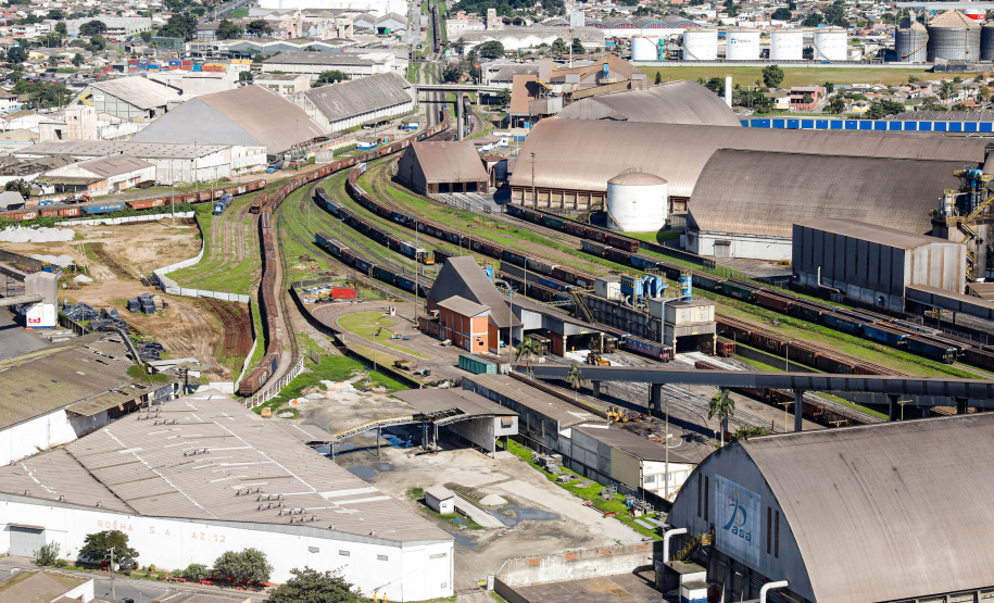 Das 34,89 milhões de toneladas de cargas que chegaram ou saíram do Porto de Paranaguá, entre de janeiro a julho deste ano, 6,72 milhões foram transportadas em vagões. O volume corresponde a 19,3% do total.  -  Foto:  Rodrigo Félix Leal/SEIL