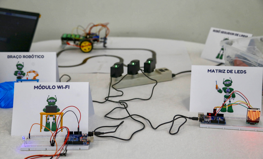 Mais de 2,5 mil kits de robótica serão entregues nas próximas semanas para 257 colégios da rede estadual do Paraná. A ação inovadora integra o programa Robótica Paraná, lançado nesta segunda-feira (30), no Palácio Iguaçu, pelo governador Carlos Massa Ratinho Junior.  -  Curitiba, 30/08/2021  -   Foto Gilson Abreu/AEN