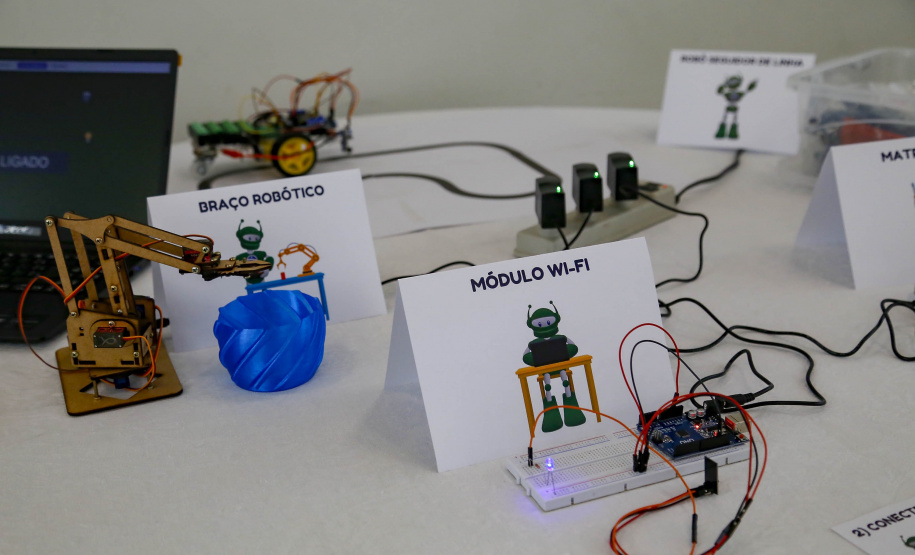 Mais de 2,5 mil kits de robótica serão entregues nas próximas semanas para 257 colégios da rede estadual do Paraná. A ação inovadora integra o programa Robótica Paraná, lançado nesta segunda-feira (30), no Palácio Iguaçu, pelo governador Carlos Massa Ratinho Junior.  -  Curitiba, 30/08/2021  -   Foto Gilson Abreu/AEN