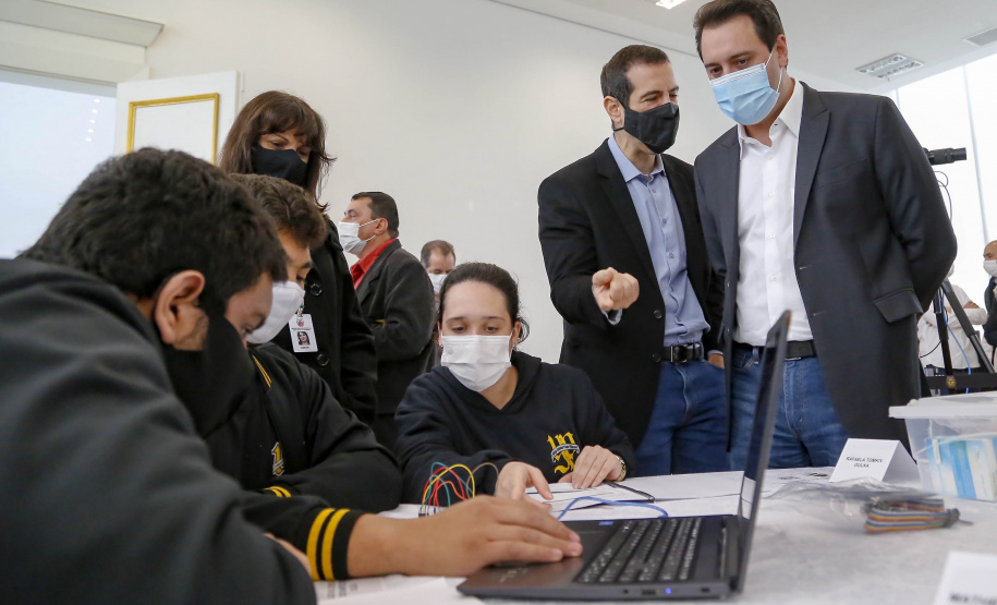 Mais de 2,5 mil kits de robótica serão entregues nas próximas semanas para 257 colégios da rede estadual do Paraná. A ação inovadora integra o programa Robótica Paraná, lançado nesta segunda-feira (30), no Palácio Iguaçu, pelo governador Carlos Massa Ratinho Junior.   -  Curitiba, 30/08/2021  -   Foto Gilson Abreu/AEN