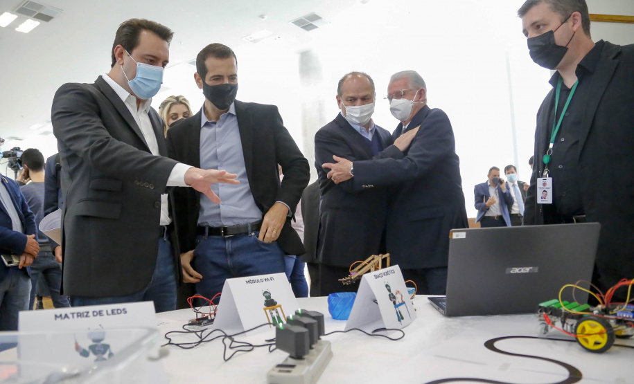 Mais de 2,5 mil kits de robótica serão entregues nas próximas semanas para 257 colégios da rede estadual do Paraná. A ação inovadora integra o programa Robótica Paraná, lançado nesta segunda-feira (30), no Palácio Iguaçu, pelo governador Carlos Massa Ratinho Junior.  -  Curitiba, 30/08/2021  -   Foto Gilson Abreu/AEN