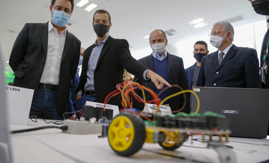 Mais de 2,5 mil kits de robótica serão entregues nas próximas semanas para 257 colégios da rede estadual do Paraná. A ação inovadora integra o programa Robótica Paraná, lançado nesta segunda-feira (30), no Palácio Iguaçu, pelo governador Carlos Massa Ratinho Junior.  -  Curitiba, 30/08/2021  -   Foto Gilson Abreu/AEN