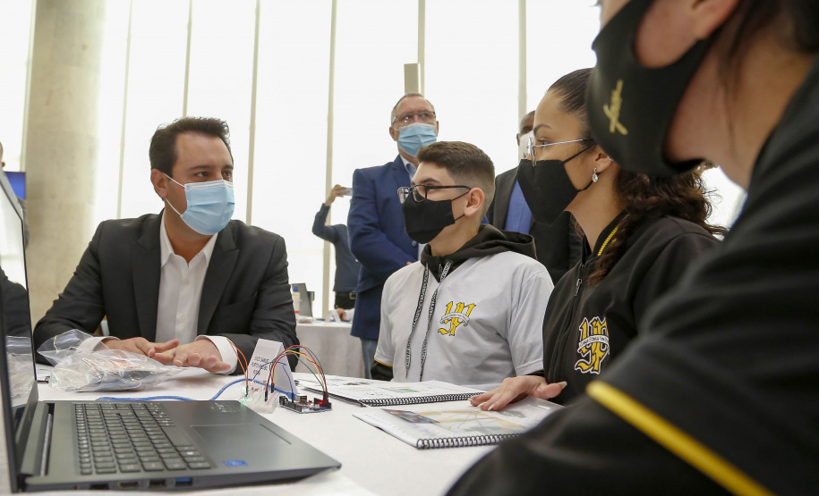 Mais de 2,5 mil kits de robótica serão entregues nas próximas semanas para 257 colégios da rede estadual do Paraná. A ação inovadora integra o programa Robótica Paraná, lançado nesta segunda-feira (30), no Palácio Iguaçu, pelo governador Carlos Massa Ratinho Junior.  -  Curitiba, 30/08/2021  -   Foto Gilson Abreu/AEN