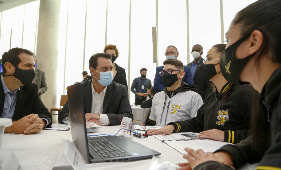 O governador Carlos Massa Ratinho Junior lançou nesta segunda-feira (30), no Palácio Iguaçu, o Programa Robótica Paraná. Mais de 2,5 mil kits de robótica serão entregues nas próximas semanas para 257 colégios da rede estadual do Paraná. -  Curitiba, 30/08/2021  -   Foto Gilson Abreu/AEN