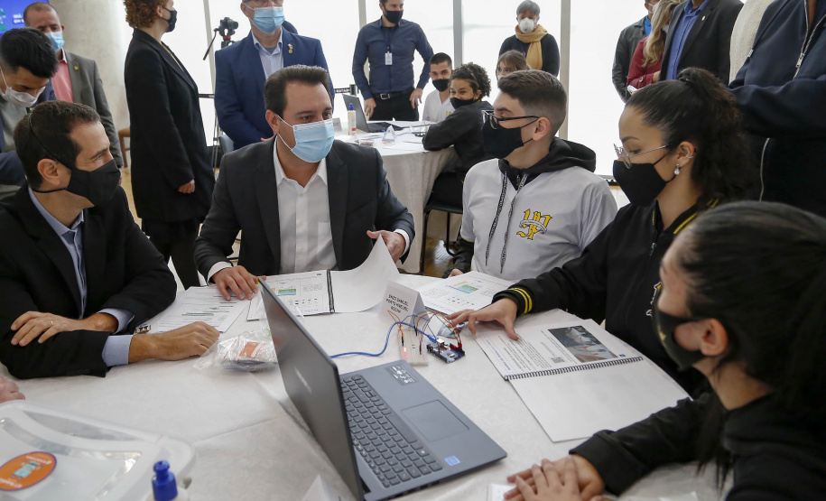 Mais de 2,5 mil kits de robótica serão entregues nas próximas semanas para 257 colégios da rede estadual do Paraná. A ação inovadora integra o programa Robótica Paraná, lançado nesta segunda-feira (30), no Palácio Iguaçu, pelo governador Carlos Massa Ratinho Junior.  -  Curitiba, 30/08/2021  -   Foto Gilson Abreu/AEN
