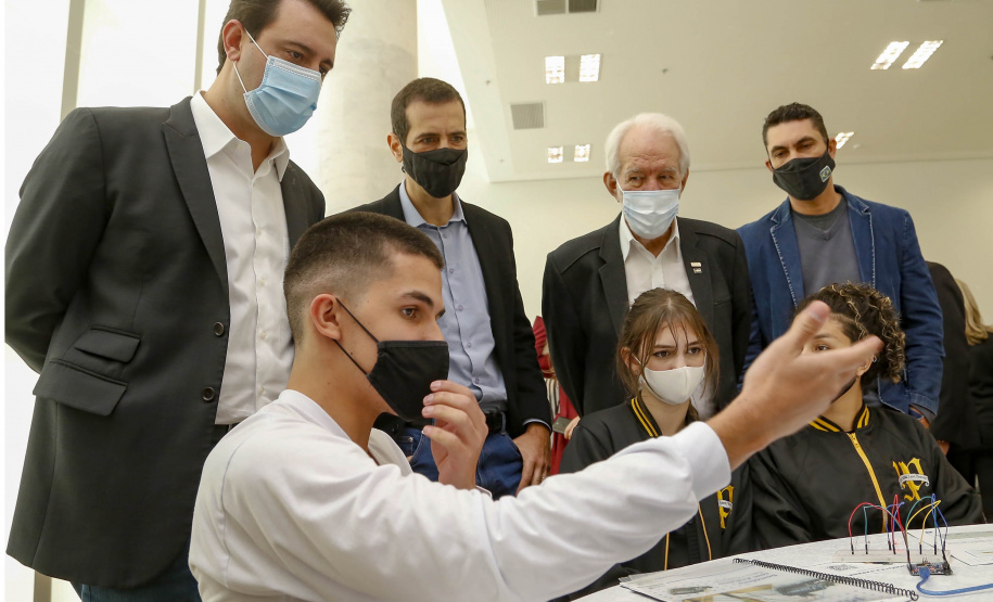 Mais de 2,5 mil kits de robótica serão entregues nas próximas semanas para 257 colégios da rede estadual do Paraná. A ação inovadora integra o programa Robótica Paraná, lançado nesta segunda-feira (30), no Palácio Iguaçu, pelo governador Carlos Massa Ratinho Junior.  -  Curitiba, 30/08/2021  -   Foto Gilson Abreu/AEN