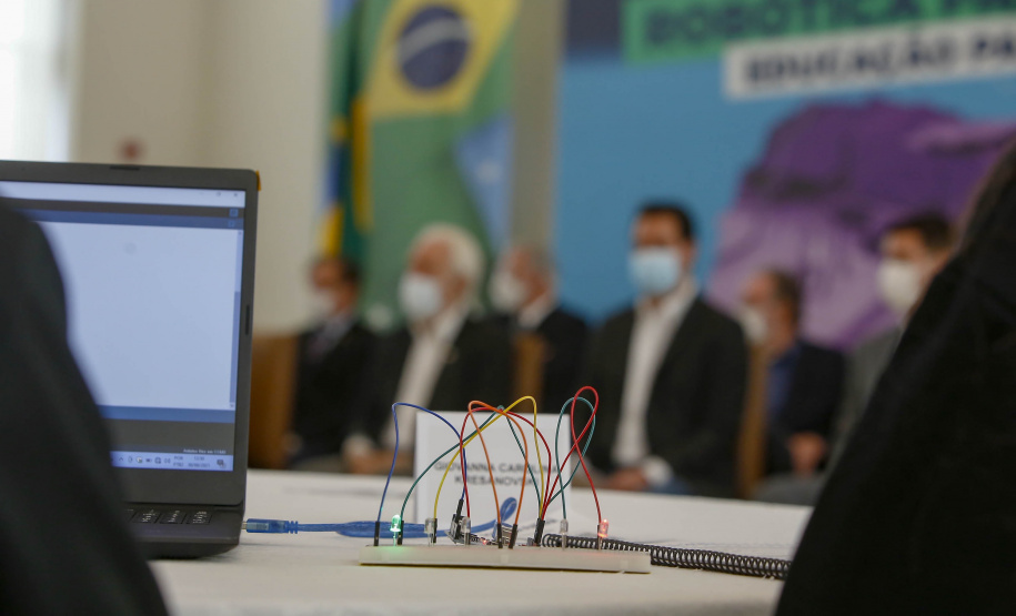 Mais de 2,5 mil kits de robótica serão entregues nas próximas semanas para 257 colégios da rede estadual do Paraná. A ação inovadora integra o programa Robótica Paraná, lançado nesta segunda-feira (30), no Palácio Iguaçu, pelo governador Carlos Massa Ratinho Junior.  -  Curitiba, 30/08/2021  -   Foto Gilson Abreu/AEN