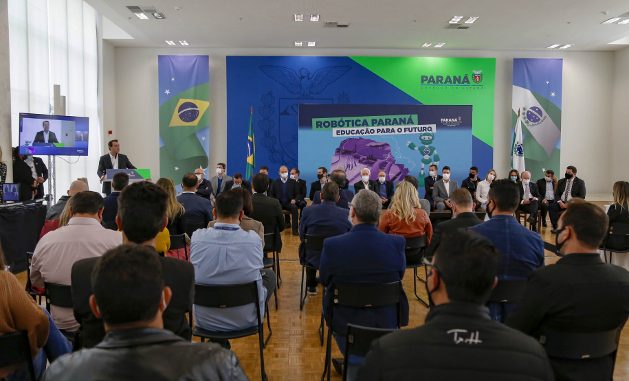 Mais de 2,5 mil kits de robótica serão entregues nas próximas semanas para 257 colégios da rede estadual do Paraná. A ação inovadora integra o programa Robótica Paraná, lançado nesta segunda-feira (30), no Palácio Iguaçu, pelo governador Carlos Massa Ratinho Junior.  -  Curitiba, 30/08/2021  -   Foto Gilson Abreu/AEN