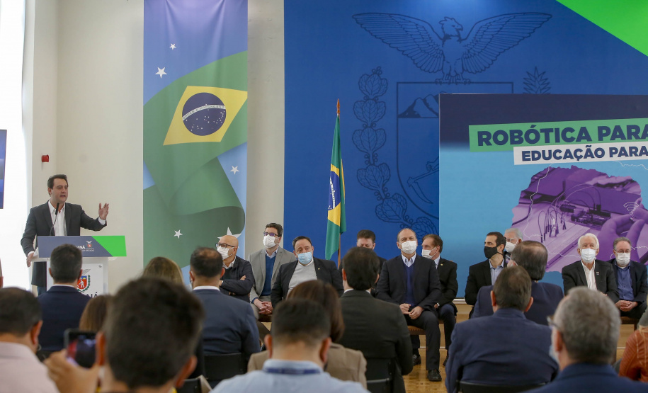O governador Carlos Massa Ratinho Junior lançou nesta segunda-feira (30), no Palácio Iguaçu, o Programa Robótica Paraná. Mais de 2,5 mil kits de robótica serão entregues nas próximas semanas para 257 colégios da rede estadual do Paraná.  -  Curitiba, 30/08/2021  -  Foto Gilson Abreu/AEN