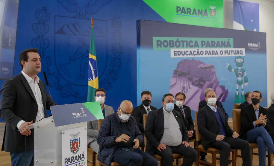 O governador Carlos Massa Ratinho Junior lançou nesta segunda-feira (30), no Palácio Iguaçu, o Programa Robótica Paraná. Mais de 2,5 mil kits de robótica serão entregues nas próximas semanas para 257 colégios da rede estadual do Paraná.  -  Curitiba, 30/08/2021  -  Foto Gilson Abreu/AEN