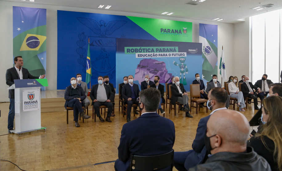 O governador Carlos Massa Ratinho Junior lançou nesta segunda-feira (30), no Palácio Iguaçu, o Programa Robótica Paraná. Mais de 2,5 mil kits de robótica serão entregues nas próximas semanas para 257 colégios da rede estadual do Paraná.  -  Curitiba, 30/08/2021  -  Foto Gilson Abreu/AEN