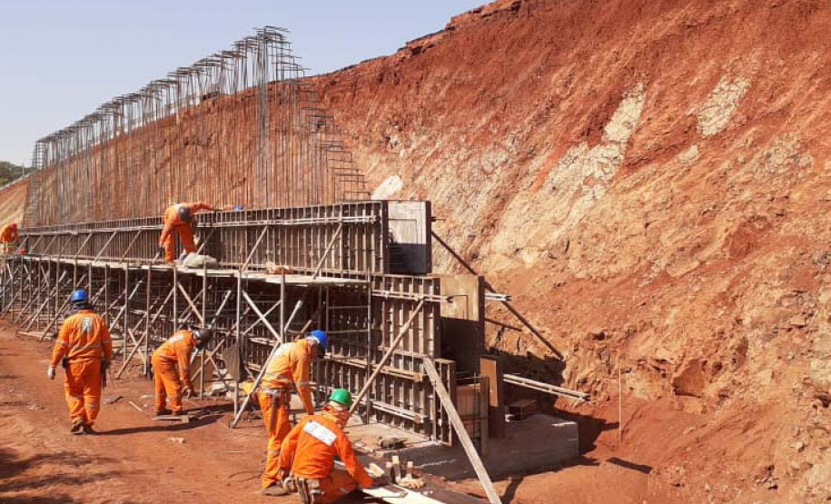 O Departamento de Estradas de Rodagem do Paraná (DER/PR) retomou este mês as obras de um novo viaduto em Água Boa, distrito de Paiçandu, na região Noroeste. A obra de arte especial, localizada no km 164 da PR-323, tem um valor de cerca de R$ 2 milhões para execução de sua estrutura de concreto armado. Foto:DER
