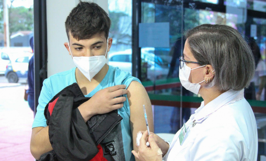O município de Toledo, na Região Oeste do Estado, já vacinou 7.236 adolescentes de 12 a 17 anos, com a primeira dose do imunizante da Pfizer/BioNTech contra a Covid-19, até a manhã desta segunda-feira (30). Os dados da secretaria municipal representam mais de 63,2% da população de 11.438 adolescentes nesta faixa etária, segundo a estimativa do Ministério da Saúde. - Toledo, 30/08/2021 - Foto: Fábio Ulsenheimer - Prefeitura de Toledo