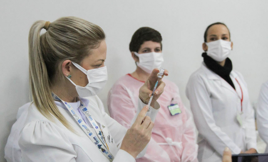 O município de Toledo, na Região Oeste do Estado, já vacinou 7.236 adolescentes de 12 a 17 anos, com a primeira dose do imunizante da Pfizer/BioNTech contra a Covid-19, até a manhã desta segunda-feira (30). Os dados da secretaria municipal representam mais de 63,2% da população de 11.438 adolescentes nesta faixa etária, segundo a estimativa do Ministério da Saúde. - Toledo, 30/08/2021 - Foto: Fábio Ulsenheimer - Prefeitura de Toledo