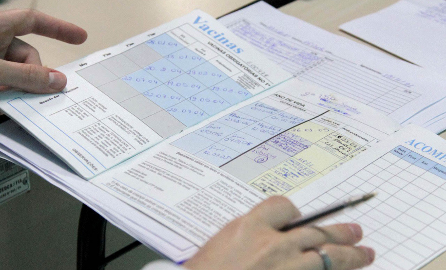 O município de Toledo, na Região Oeste do Estado, já vacinou 7.236 adolescentes de 12 a 17 anos, com a primeira dose do imunizante da Pfizer/BioNTech contra a Covid-19, até a manhã desta segunda-feira (30). Os dados da secretaria municipal representam mais de 63,2% da população de 11.438 adolescentes nesta faixa etária, segundo a estimativa do Ministério da Saúde. - Toledo, 30/08/2021 - Foto: Fábio Ulsenheimer - Prefeitura de Toledo