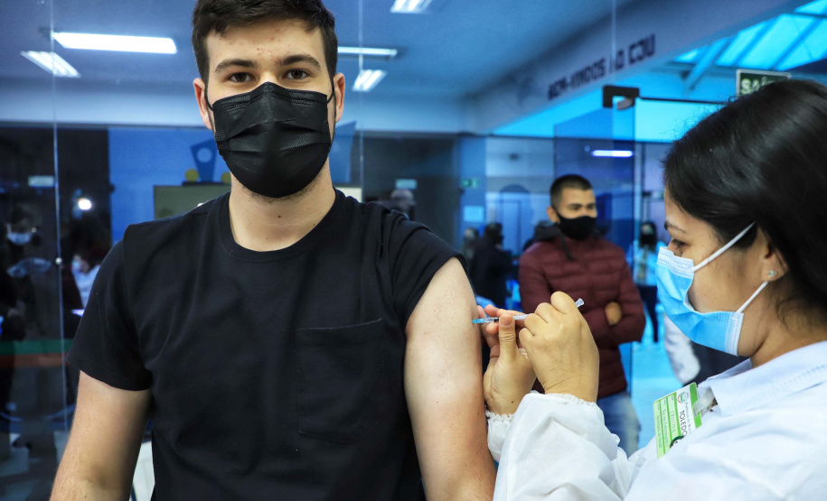 Mais de 63% dos adolescentes de Toledo já receberam a primeira dose do imunizante contra a Covid-19. Foto: José Fernando Ogura/AEN