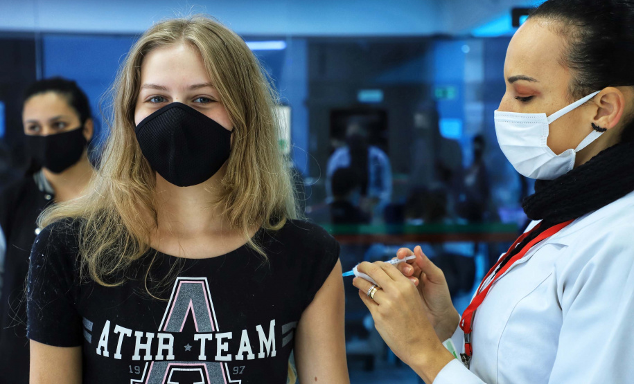 Mais de 63% dos adolescentes de Toledo já receberam a primeira dose do imunizante contra a Covid-19. Foto: José Fernando Ogura/AEN