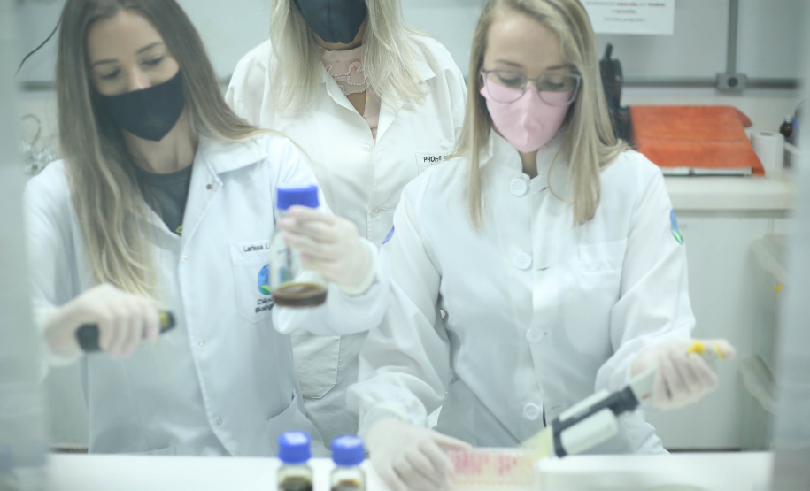 O superintendente de Ciência, Tecnologia e Ensino Superior do Governo do Estado do Paraná, Aldo Nelson Bona, se reuniu nesta segunda-feira (30) com o ministro de Ciência e Tecnologia da República Dominicana, Franklin García Fermin. O encontro teve como objetivo alinhar os detalhes para a elaboração de um Memorando de Entendimentos (MOU).