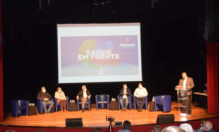 O Governo do Estado vai aportar R$ 50 milhões em 2022 para os procedimentos cirúrgicos eletivos. O anúncio foi feito nesta segunda-feira (30) pelo secretário de Estado da Saúde, Beto Preto, em reunião com a participação do vice-governador Darci Piana, diretores das 22 Regionais de Saúde, equipes técnicas, além de gestores e representantes municipais no evento ?Saúde em frente?. Foto: Américo Antonio/SESA