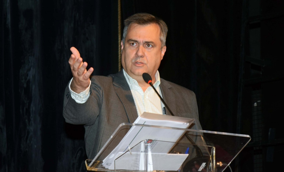 O Governo do Estado vai aportar R$ 50 milhões em 2022 para os procedimentos cirúrgicos eletivos. O anúncio foi feito nesta segunda-feira (30) pelo secretário de Estado da Saúde, Beto Preto, em reunião com a participação do vice-governador Darci Piana, diretores das 22 Regionais de Saúde, equipes técnicas, além de gestores e representantes municipais no evento ?Saúde em frente?. Foto: Américo Antonio/SESA