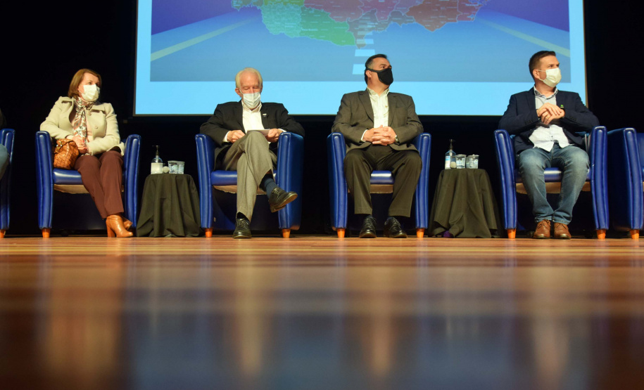 O Governo do Estado vai aportar R$ 50 milhões em 2022 para os procedimentos cirúrgicos eletivos. O anúncio foi feito nesta segunda-feira (30) pelo secretário de Estado da Saúde, Beto Preto, em reunião com a participação do vice-governador Darci Piana, diretores das 22 Regionais de Saúde, equipes técnicas, além de gestores e representantes municipais no evento ?Saúde em frente?. Foto: Américo Antonio/SESA