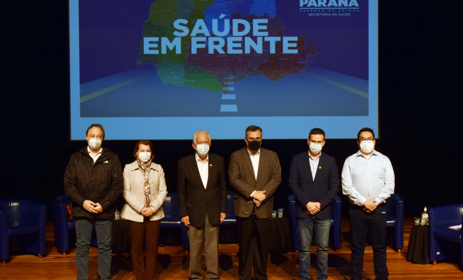 O Governo do Estado vai aportar R$ 50 milhões em 2022 para os procedimentos cirúrgicos eletivos. O anúncio foi feito nesta segunda-feira (30) pelo secretário de Estado da Saúde, Beto Preto, em reunião com a participação do vice-governador Darci Piana, diretores das 22 Regionais de Saúde, equipes técnicas, além de gestores e representantes municipais no evento ?Saúde em frente?. Foto: Américo Antonio/SESA