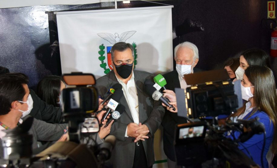 O Governo do Estado vai aportar R$ 50 milhões em 2022 para os procedimentos cirúrgicos eletivos. O anúncio foi feito nesta segunda-feira (30) pelo secretário de Estado da Saúde, Beto Preto, em reunião com a participação do vice-governador Darci Piana, diretores das 22 Regionais de Saúde, equipes técnicas, além de gestores e representantes municipais no evento ?Saúde em frente?. Foto: Américo Antonio/SESA