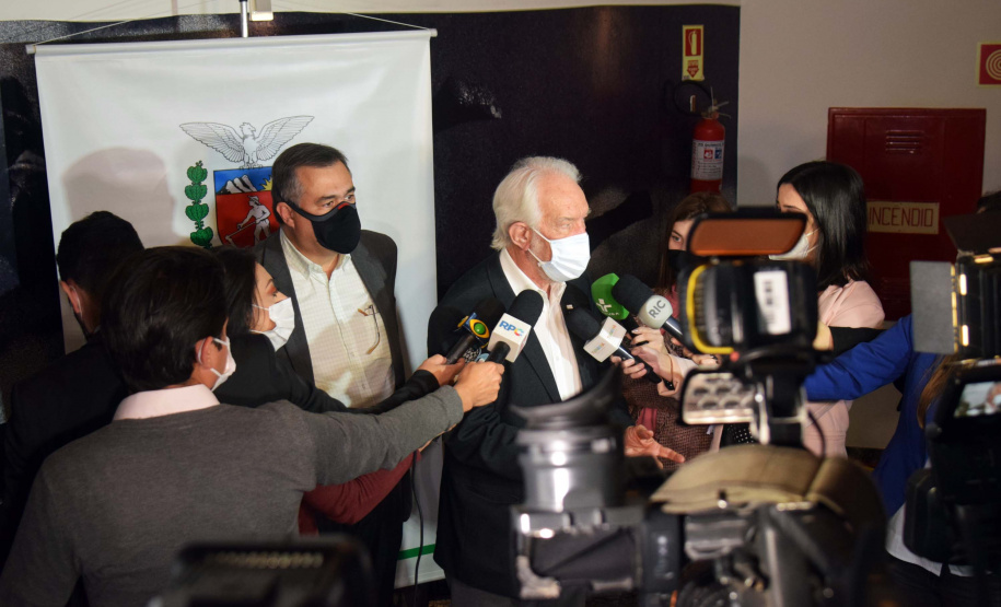 O Governo do Estado vai aportar R$ 50 milhões em 2022 para os procedimentos cirúrgicos eletivos. O anúncio foi feito nesta segunda-feira (30) pelo secretário de Estado da Saúde, Beto Preto, em reunião com a participação do vice-governador Darci Piana, diretores das 22 Regionais de Saúde, equipes técnicas, além de gestores e representantes municipais no evento ?Saúde em frente?. Foto: Américo Antonio/SESA