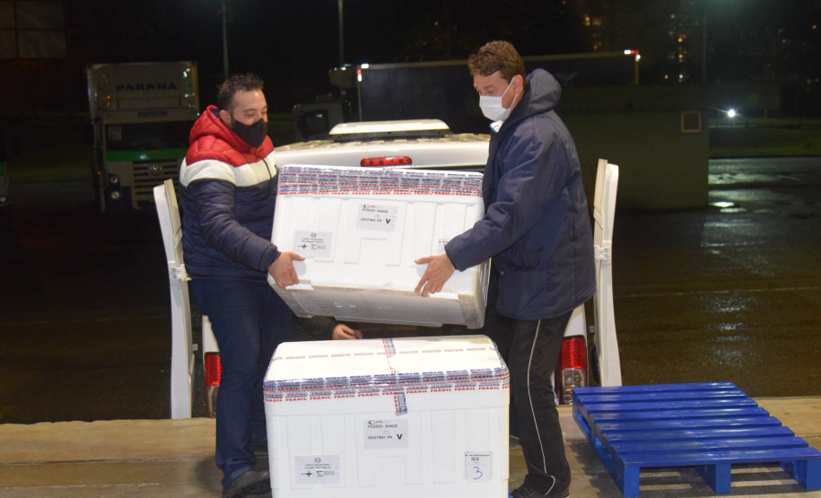 O Paraná recebeu na noite desta segunda-feira (30) mais 182.100 doses de vacinas contra a Covid-19. As 64.350 doses da Pfizer/BioNTech desembarcaram no Aeroporto Internacional Afonso Pena, em São José dos Pinhais, às 19h10 e, logo depois, chegaram mais 117.750 doses da AstraZeneca/Fiocruz.  -  Curitiba, 30/08/2021  -  Foto: Américo Antonio/SESA