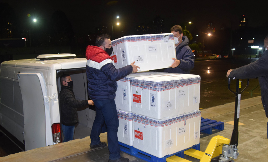 O Paraná recebeu na noite desta segunda-feira (30) mais 182.100 doses de vacinas contra a Covid-19. As 64.350 doses da Pfizer/BioNTech desembarcaram no Aeroporto Internacional Afonso Pena, em São José dos Pinhais, às 19h10 e, logo depois, chegaram mais 117.750 doses da AstraZeneca/Fiocruz.  -  Curitiba, 30/08/2021  -  Foto: Américo Antonio/SESA