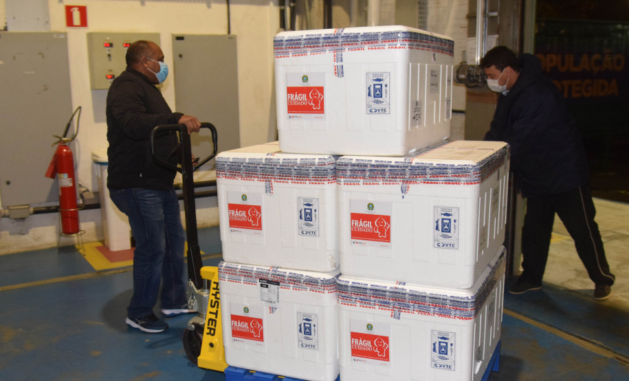O Paraná recebeu na noite desta segunda-feira (30) mais 182.100 doses de vacinas contra a Covid-19. As 64.350 doses da Pfizer/BioNTech desembarcaram no Aeroporto Internacional Afonso Pena, em São José dos Pinhais, às 19h10 e, logo depois, chegaram mais 117.750 doses da AstraZeneca/Fiocruz.  -  Curitiba, 30/08/2021  -  Foto: Américo Antonio/SESA