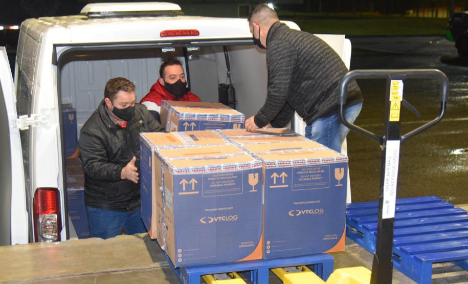 O Paraná recebeu na noite desta segunda-feira (30) mais 182.100 doses de vacinas contra a Covid-19. As 64.350 doses da Pfizer/BioNTech desembarcaram no Aeroporto Internacional Afonso Pena, em São José dos Pinhais, às 19h10 e, logo depois, chegaram mais 117.750 doses da AstraZeneca/Fiocruz.  -  Curitiba, 30/08/2021  -  Foto: Américo Antonio/SESA