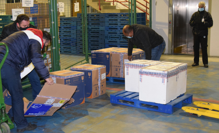 O Paraná recebeu na noite desta segunda-feira (30) mais 182.100 doses de vacinas contra a Covid-19. As 64.350 doses da Pfizer/BioNTech desembarcaram no Aeroporto Internacional Afonso Pena, em São José dos Pinhais, às 19h10 e, logo depois, chegaram mais 117.750 doses da AstraZeneca/Fiocruz.  -  Curitiba, 30/08/2021  -  Foto: Américo Antonio/SESA