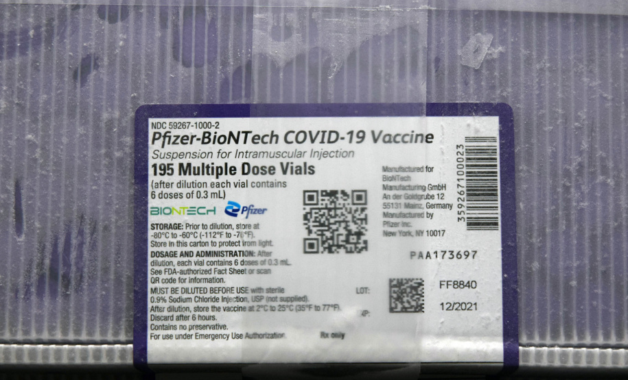 O Paraná recebeu na noite desta segunda-feira (30) mais 182.100 doses de vacinas contra a Covid-19. As 64.350 doses da Pfizer/BioNTech desembarcaram no Aeroporto Internacional Afonso Pena, em São José dos Pinhais, às 19h10 e, logo depois, chegaram mais 117.750 doses da AstraZeneca/Fiocruz.  -  Curitiba, 30/08/2021  -  Foto: Américo Antonio/SESA