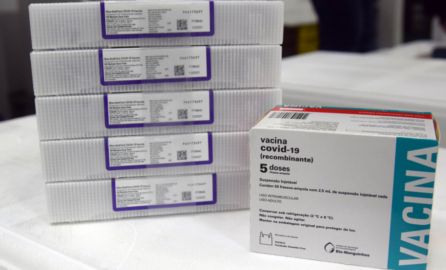 O Paraná recebeu na noite desta segunda-feira (30) mais 182.100 doses de vacinas contra a Covid-19. As 64.350 doses da Pfizer/BioNTech desembarcaram no Aeroporto Internacional Afonso Pena, em São José dos Pinhais, às 19h10 e, logo depois, chegaram mais 117.750 doses da AstraZeneca/Fiocruz.  -  Curitiba, 30/08/2021  -  Foto: Américo Antonio/SESA