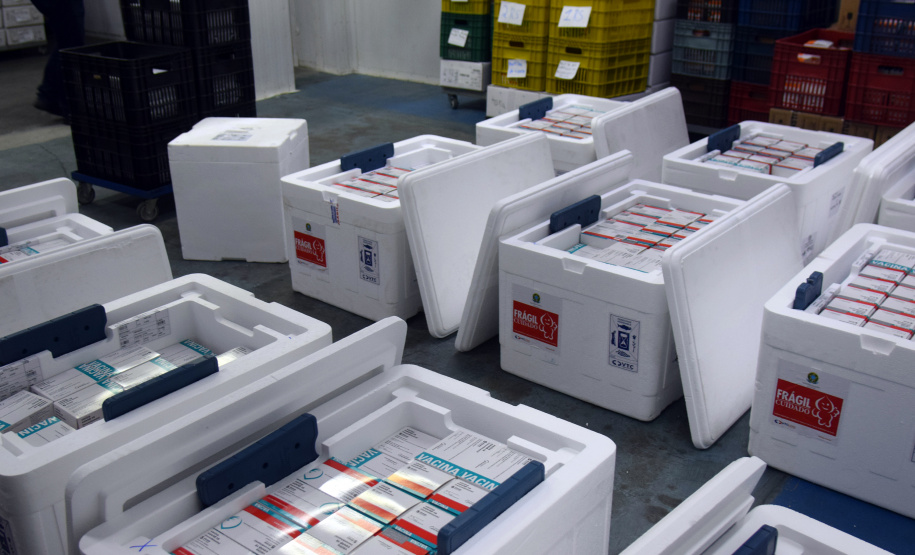 O Paraná recebeu na noite desta segunda-feira (30) mais 182.100 doses de vacinas contra a Covid-19. As 64.350 doses da Pfizer/BioNTech desembarcaram no Aeroporto Internacional Afonso Pena, em São José dos Pinhais, às 19h10 e, logo depois, chegaram mais 117.750 doses da AstraZeneca/Fiocruz.  -  Curitiba, 30/08/2021  -  Foto: Américo Antonio/SESA