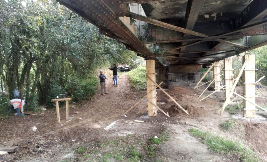 Ponte de ferro liberada (serviços em andamento nas fotos) - Foto: DER/PR