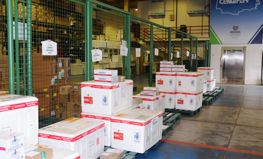 A Secretaria de Estado da Saúde (Sesa) iniciou a distribuição de mais 207.500 vacinas contra a Covid-19 nesta terça-feira (31). O lote é destinado integralmente para segunda dose (D2), sendo 116.750 doses da AstraZeneca, 64.350 Pfizer e 26.400 CoronaVac.  -  Curitiba, 31/08/2021  -  Foto; américo antonio/SESA