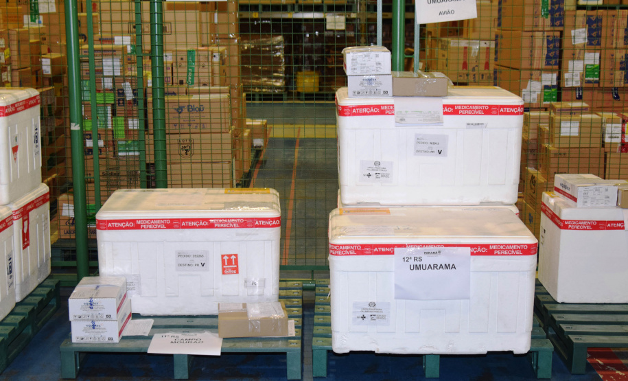 A Secretaria de Estado da Saúde (Sesa) iniciou a distribuição de mais 207.500 vacinas contra a Covid-19 nesta terça-feira (31). O lote é destinado integralmente para segunda dose (D2), sendo 116.750 doses da AstraZeneca, 64.350 Pfizer e 26.400 CoronaVac.  -  Curitiba, 31/08/2021  -  Foto; américo antonio/SESA