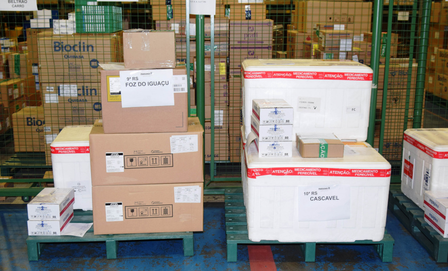 A Secretaria de Estado da Saúde (Sesa) iniciou a distribuição de mais 207.500 vacinas contra a Covid-19 nesta terça-feira (31). O lote é destinado integralmente para segunda dose (D2), sendo 116.750 doses da AstraZeneca, 64.350 Pfizer e 26.400 CoronaVac.  -  Curitiba, 31/08/2021  -  Foto; américo antonio/SESA