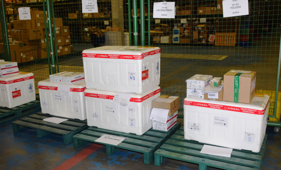 A Secretaria de Estado da Saúde (Sesa) iniciou a distribuição de mais 207.500 vacinas contra a Covid-19 nesta terça-feira (31). O lote é destinado integralmente para segunda dose (D2), sendo 116.750 doses da AstraZeneca, 64.350 Pfizer e 26.400 CoronaVac.  -  Curitiba, 31/08/2021  -  Foto; américo antonio/SESA