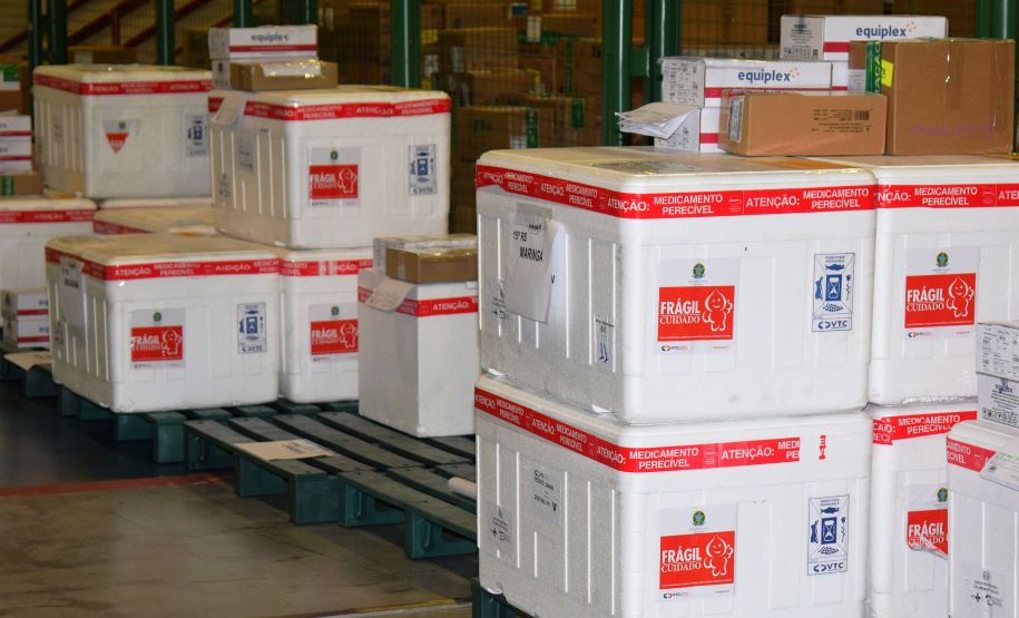 A Secretaria de Estado da Saúde (Sesa) iniciou a distribuição de mais 207.500 vacinas contra a Covid-19 nesta terça-feira (31). O lote é destinado integralmente para segunda dose (D2), sendo 116.750 doses da AstraZeneca, 64.350 Pfizer e 26.400 CoronaVac.  -  Curitiba, 31/08/2021  -  Foto; américo antonio/SESA