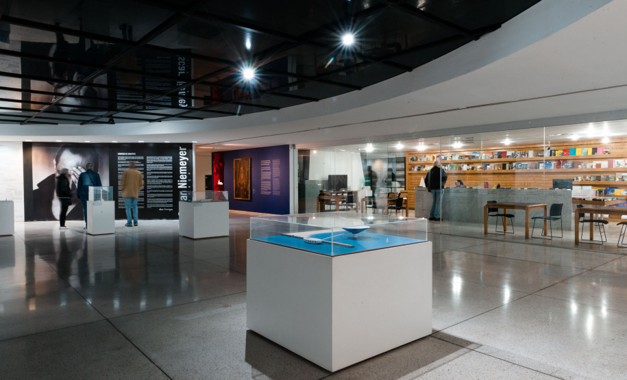 Excepcionalmente, o Museu Oscar Niemeyer (MON) estará aberto na segunda-feira (6/9) que antecede os feriados de 7 de setembro e Dia da Padroeira (8/9). Além da segunda, o Museu mantém seu funcionamento das 10h às 18h durante toda semana, inclusive nos feriados de terça e quarta-feira.  -  Curitiba, 31/08/2021  -  Foto: Marcello Kawase/MON