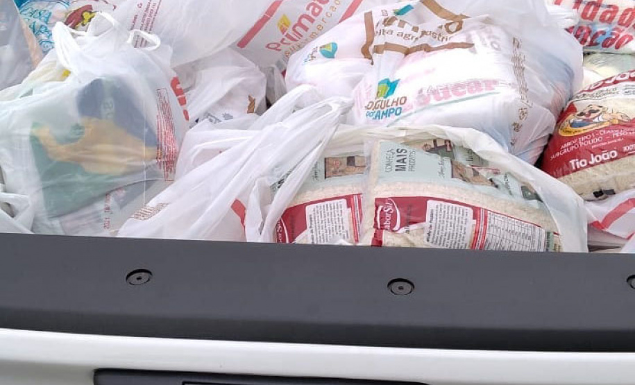 Cerca de 70 famílias de Toledo são beneficiadas com cestas de alimentos, nesta semana. Os donativos são frutos da doação da população em troca de uma muda de árvore nativa, distribuída pelo Instituto Água e Terra (IAT). -  Curitiba, 31/08/2021  -  Foto: SEDEST
