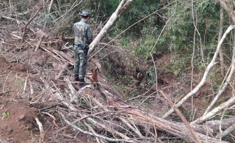 Policiais e agentes do IAT aplicam mais de R$ 1 milhão de multas e quatro pessoas são presas durante a Operação Nascente Viva  -  Curitiba, 31/08/2021  -  Foto: PMPR