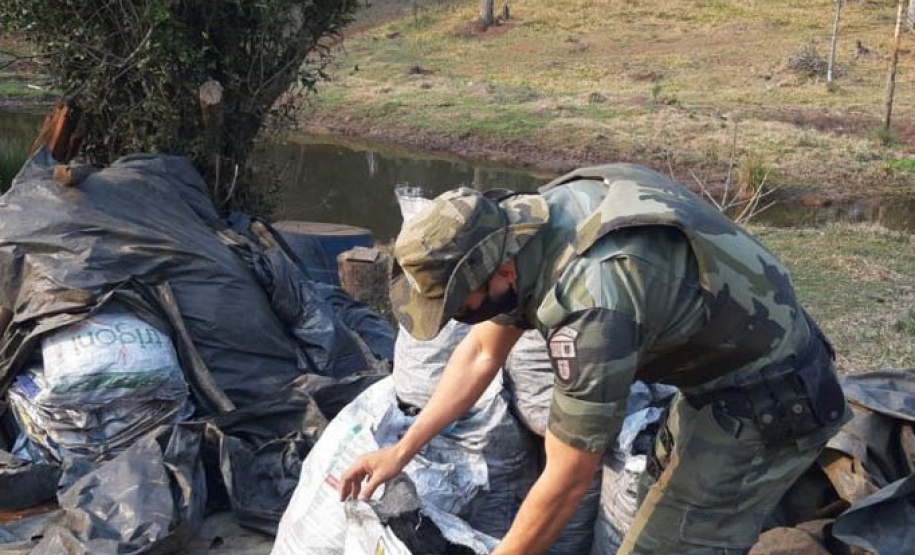 Policiais e agentes do IAT aplicam mais de R$ 1 milhão de multas e quatro pessoas são presas durante a Operação Nascente Viva  -  Curitiba, 31/08/2021  -  Foto: PMPR