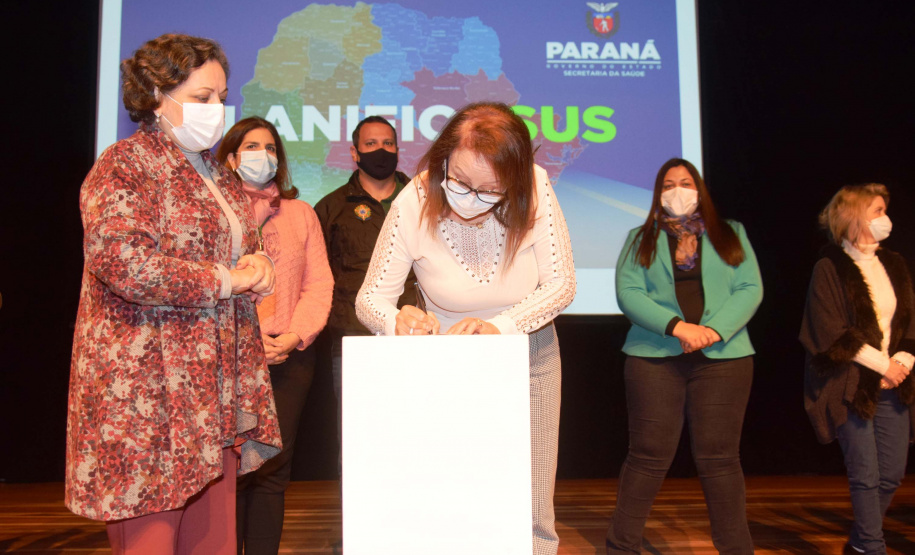 Secretaria de Estado da Saúde formalizou nesta terça-feira (31) a expansão do Programa PlanificaSUS Paraná. A assinatura do Termo de Cooperação Técnica do Programa com o Conselho Municipal de Saúde do Estado (Cosems) foi feita durante o evento “Saúde em frente” e teve a participação de diretores da Sesa e das 22 Regionais de Saúde, equipes técnicas, além de gestores e representantes municipais. Foto:Américo Antonio/SESA